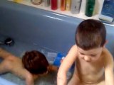 Liam et Mattéo dans le bain