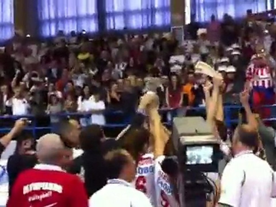 Η απονομή του Κυπέλλου στον Ολυμπιακό