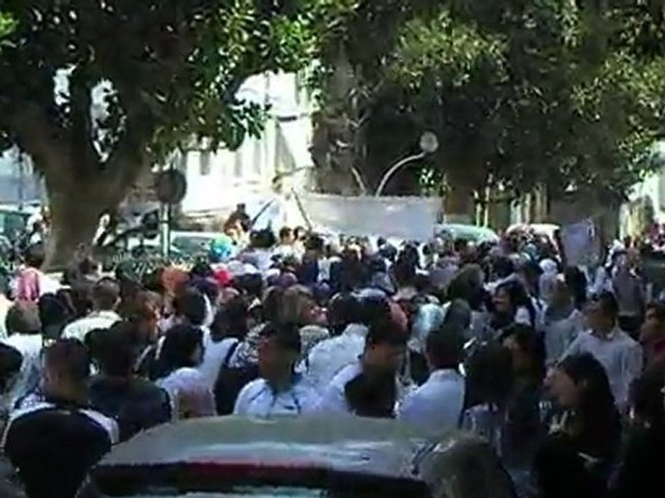 (HD) Marche + sit-in des futurs docteurs en pharmacie au CHU Mustapha Pacha