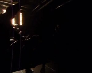 CLR SAUTE DANS LE PUBLIC COMME UNE ROCK STAR