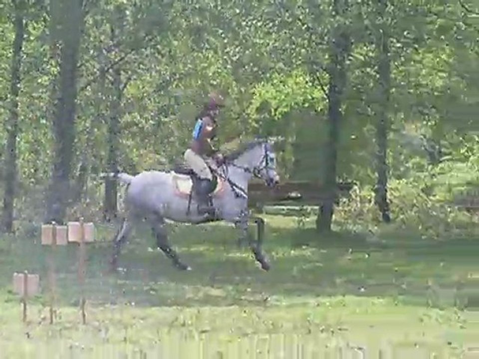 Inès et Maro : CCE poney 3 : La Chapelle Montligeon : Avril 2011