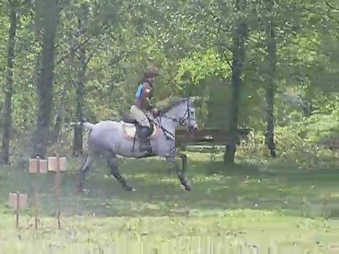 Inès et Maro : CCE poney 3 : La Chapelle Montligeon : Avril 2011