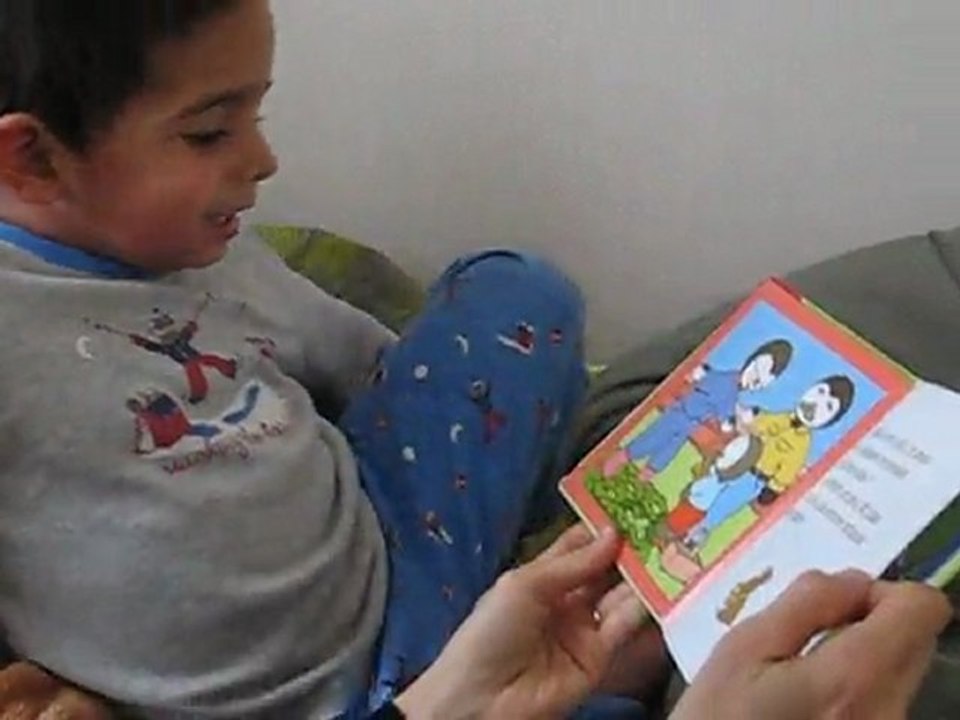 Yanis récite l'histoire du soir