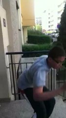 Saut Du Voleur Par Dessus Une Barre D'escalier