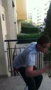 Saut Du Voleur Par Dessus Une Barre D'escalier