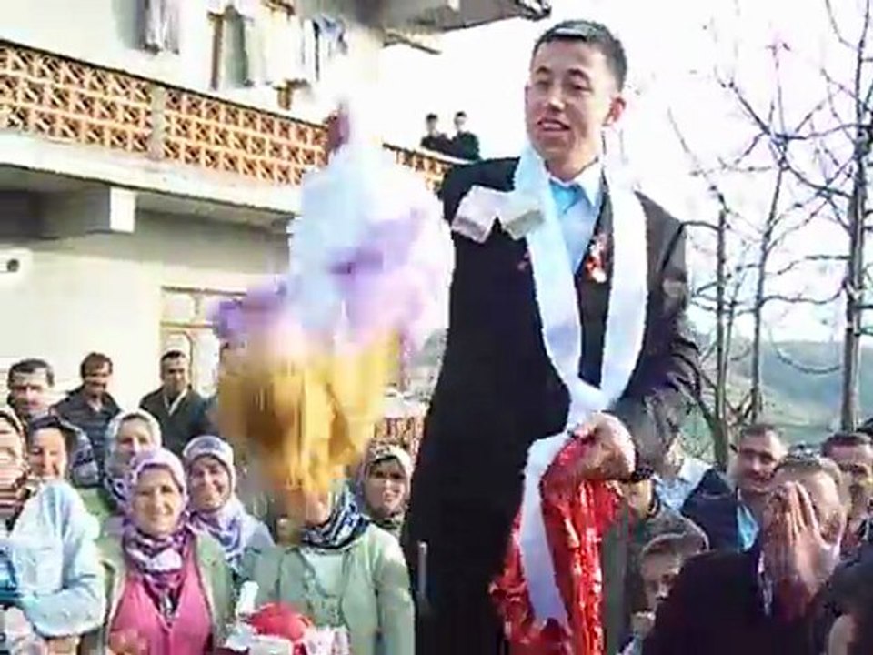Dağlıca köyü düğün adetleri Damat'a paket süprizi 2