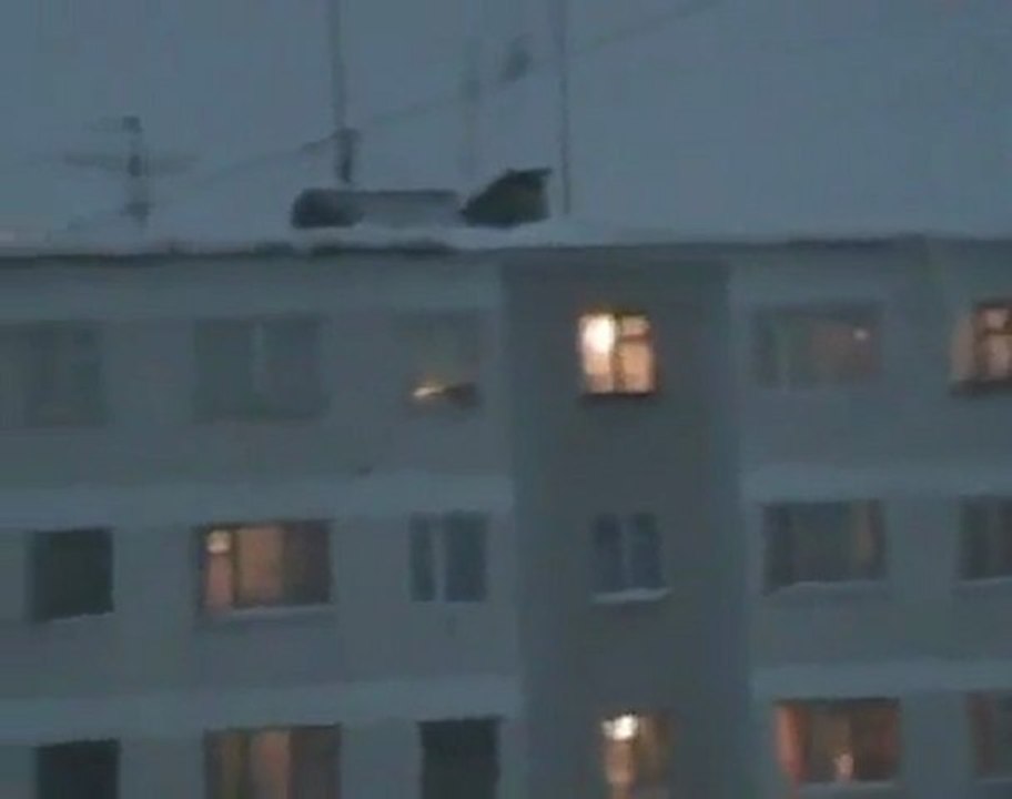 Russen springen vorm 5. Stockwerk