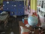 Öğretmenler sel basan okulun suyunu böyle temizliyor
