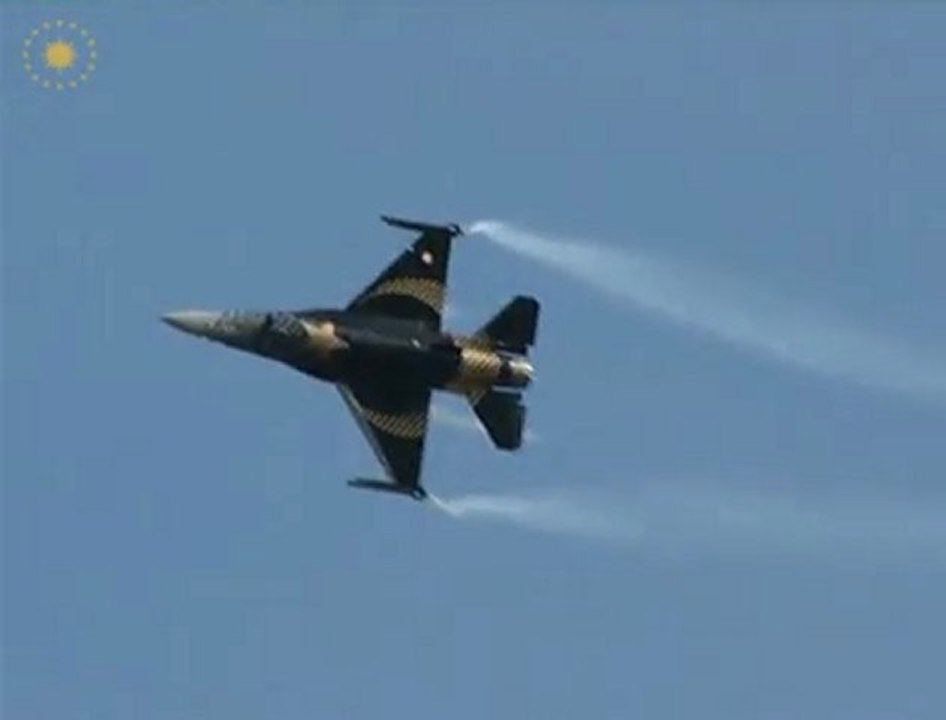 Sn. Gül, Türk Hava Kuvvetleri'nin 100. Yılında SOLOTÜRK Gösterisini İzledi