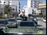 Un Kadhafi triomphant défile à Tripoli