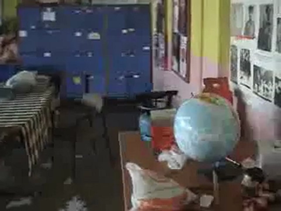 Öğretmenlerimiz sel basan okulun suyunu temizliyor