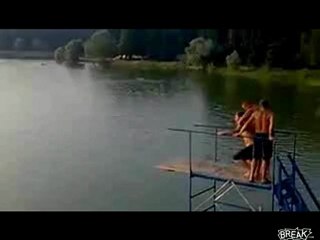 Il tuffo del secolo col maxi materasso