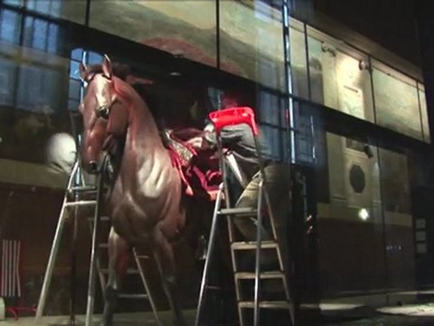Expo Sous l'égide de Mars au musée de l'Armée : installation de l'armure équestre Erick XIV