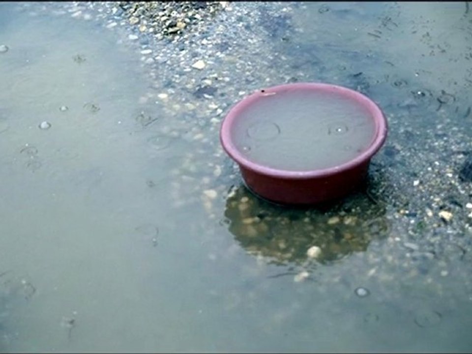 Les Voix du Peuple - Voix d'eau, l'homme et la femme qui viennent du pays où l'eau est rare