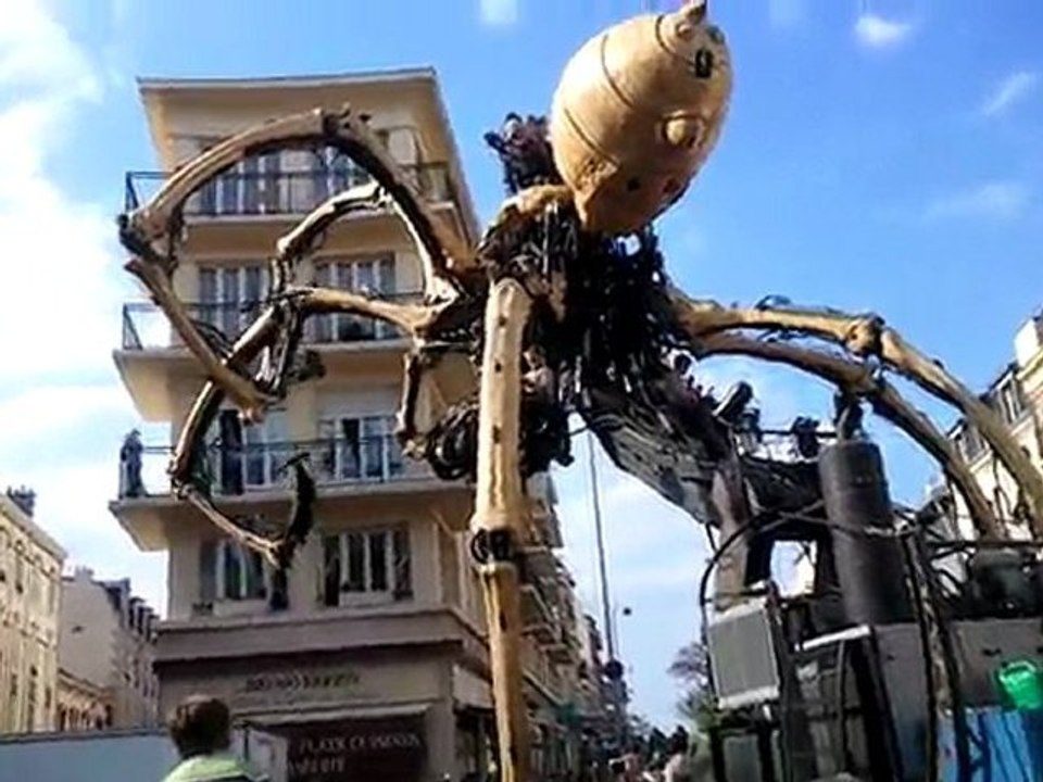 kumo l 'araignée venu fété le tramway a reims