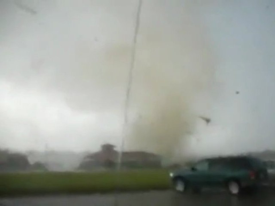 Une série de tornades frappe le sud des Etats-Unis