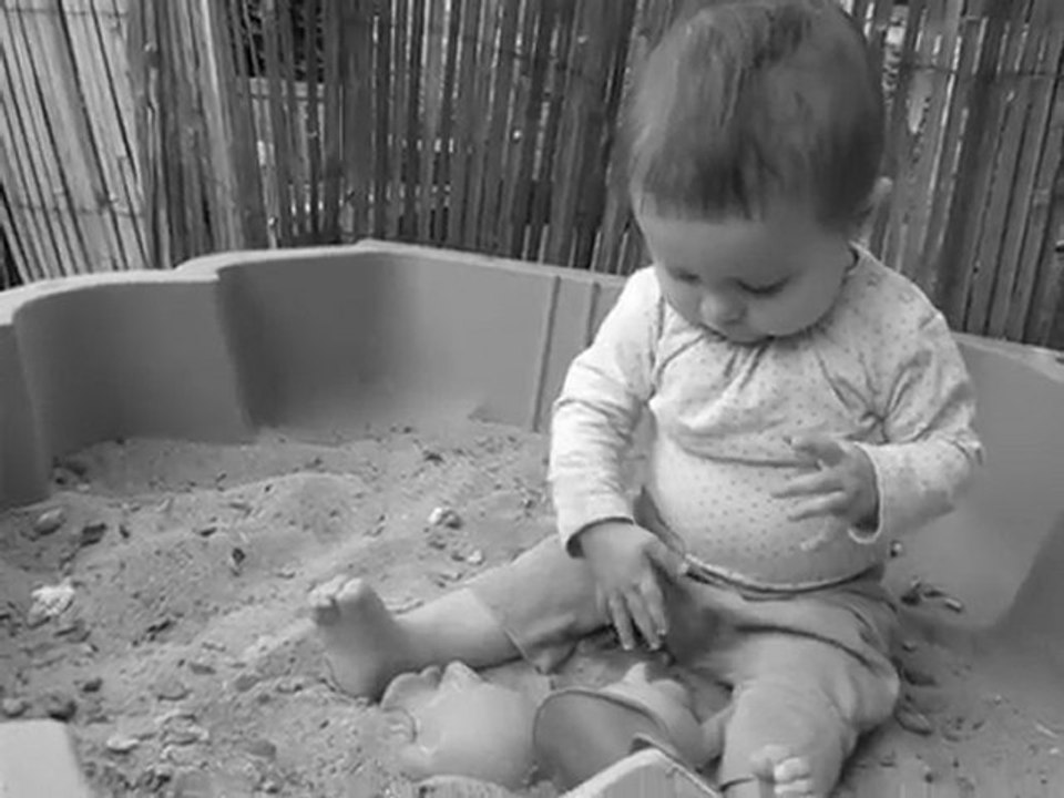 Hermine pas très à l'aise avec le sable !