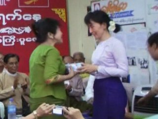 Download Video: Aung San Suu Kyi Awards Detained Burmese Supporters