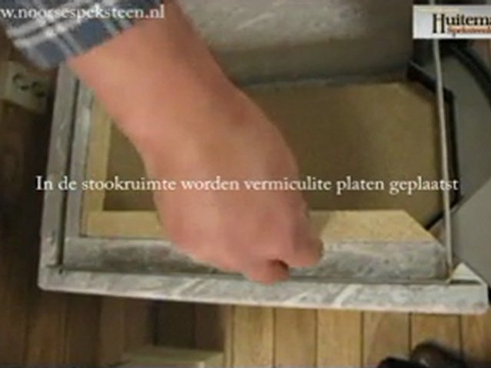 Houtkachel Granit Victor opbouw in showroom noorsespeksteen