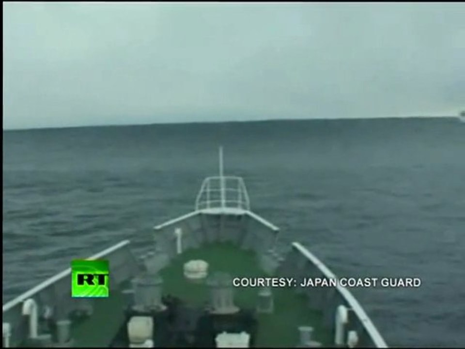 Tsunami au Japon La vague deferle sur un bateau - DESHAKED STABILIZED