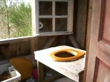 Visite atypique des toilettes sèches de chez Chloé