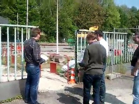 19-04-11 - Tractage FN devant Apéram à Isbergues (62)