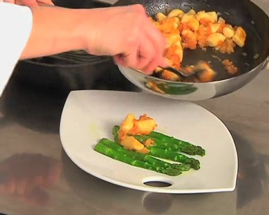 Recette vidéo : Gnocchis de pommes de terre et asperges, concassée de tomates