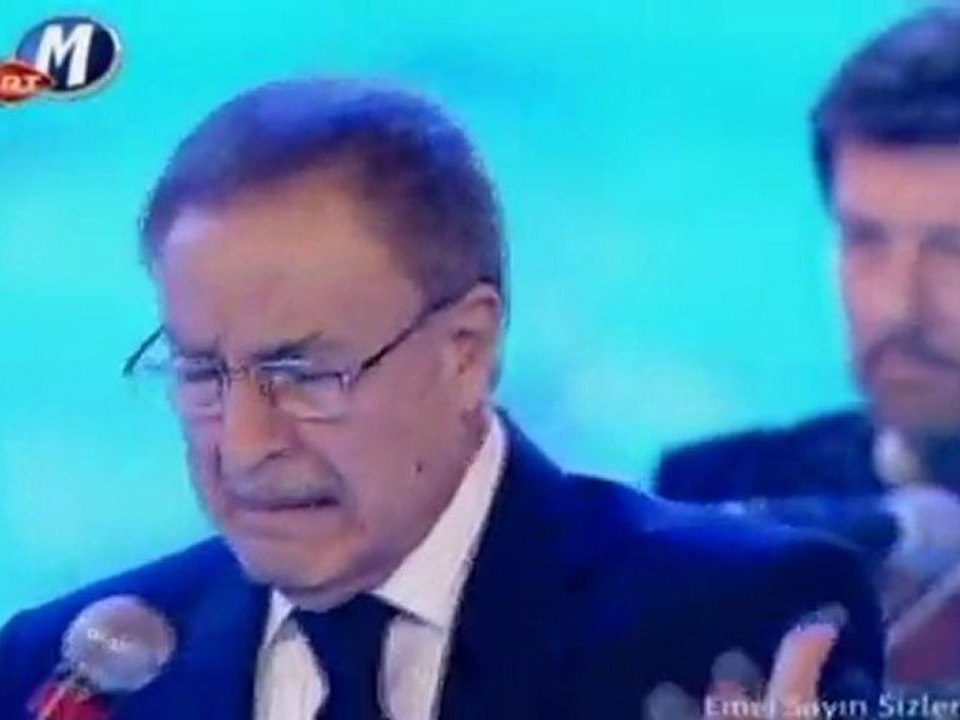 Yaşar Özel £££ YALAN DEĞİL PEK KOLAY OLMAYACAK UNUTMAK