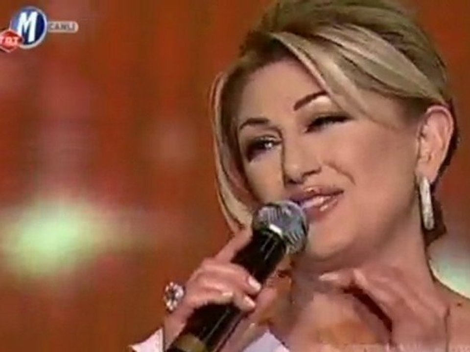 MUAZZEZ ERSOY £££ Kalbimde Gizli Bir Sevgili Arar Gözlerime Bakıp Dalan Gözlerin