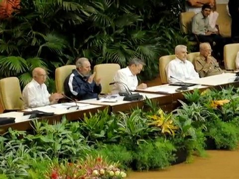 Fidel Castro présent à la clôture du congrès du PC
