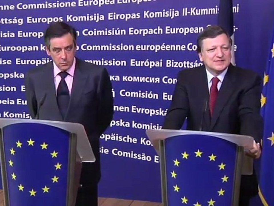 Fillon répond à la presse à Bruxelles