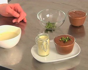 Mousse pur chocolat, crème anglaise à la pistache,
