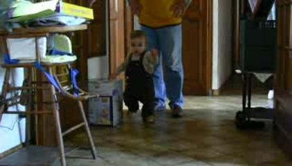 Léo marche toujours