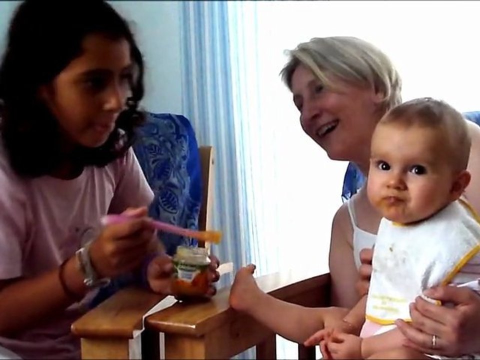 2011-04-01 - Chiara donne à manger à Romane