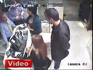 Derin göğüs dekoltesiyle soygun - video - www.olay53.com