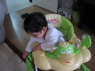 O çiçek oraya olmamış, kaldıralım bence