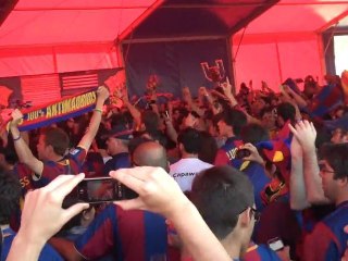 Φίλαθλοι της Μπαρτσελόνα τραγουδούν