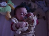 Samuel s'endort avec son doudou
