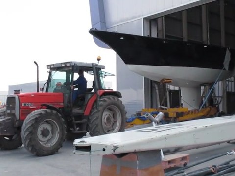 sortie de Pen Duick III du hangar de la cité de la voile Eric Tabarly jeudi 21 avril 2011