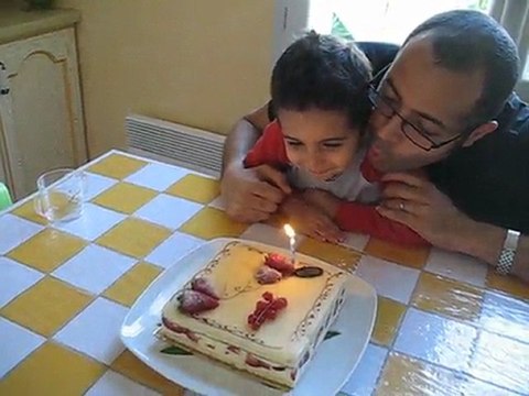 Yanis fête l'anniversaire de papa