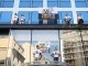 Des militants de Greenpeace escaladent l'immeuble du siège d'EDF à Paris