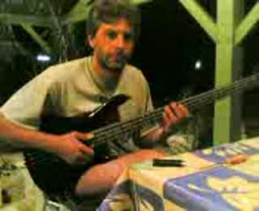 grand bassiste a la maison