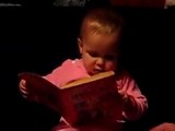 La bimba legge a modo suo