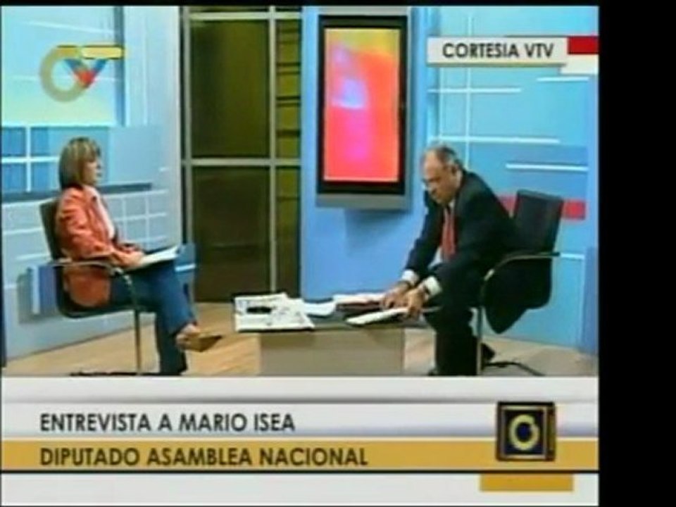 Mario Isea mostró las acusaciones contra Rosales y denunció