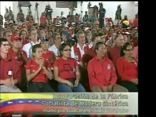 Durante la inauguración de una fábrica de madera sintética,