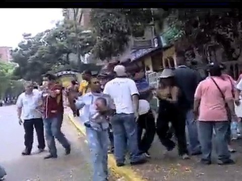 @globovision Manifestantes cargan a persona herida por los c