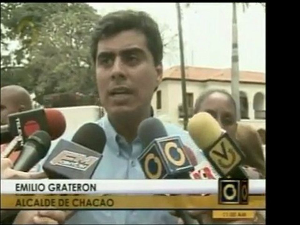 El alcalde de Chacao Emilio Graterón entregó un documento a