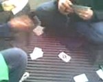 Tramvay Yolculuğunda Kağıt Oynayarak Vakit Geçiriyorlar