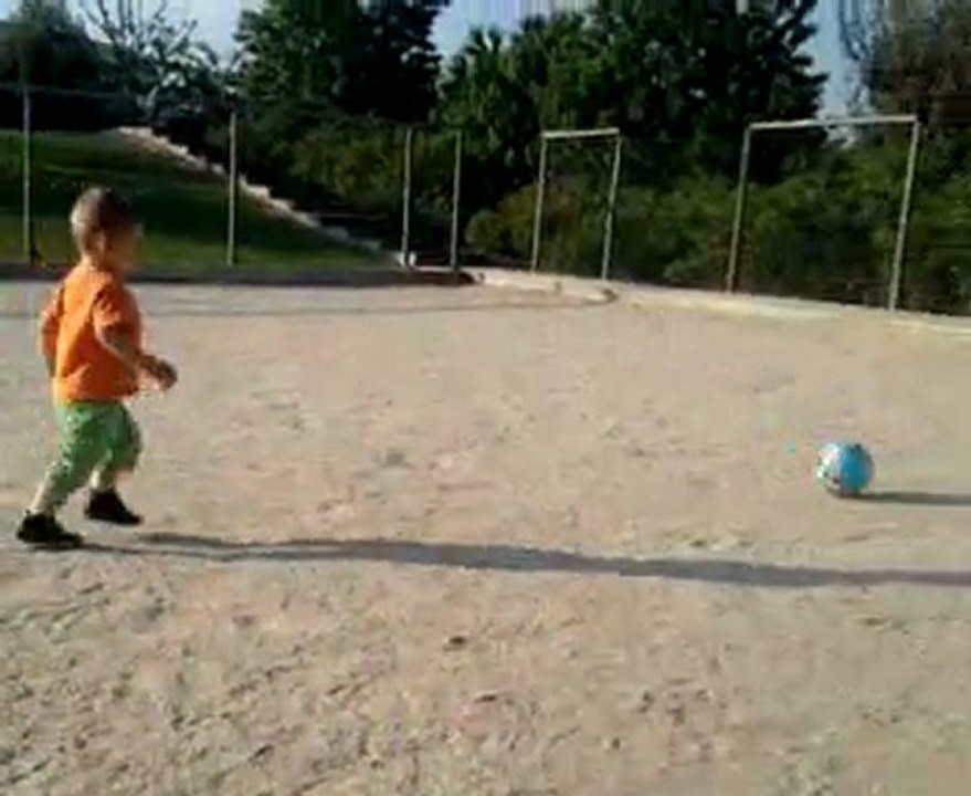 Nathan, la balle au pied