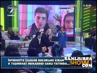 Vanlı Mukaddes TV'de Kürtçe Şarkı Söylüyor